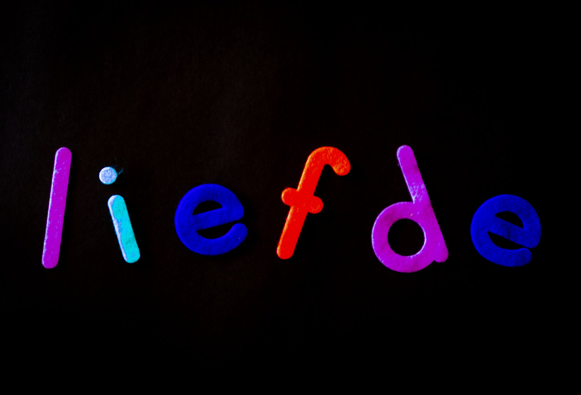 black background with liefde text overlay