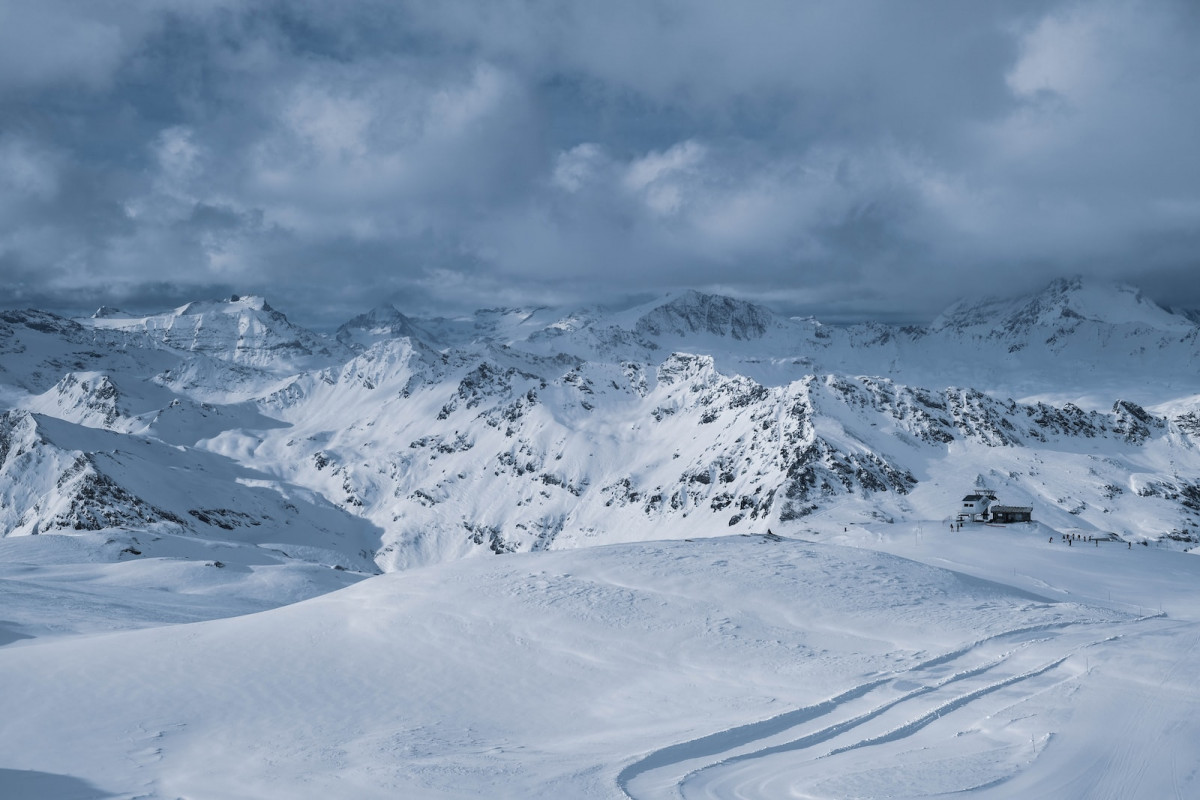 a snowy mountain range. Ski vacation weather API